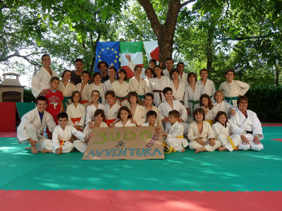 Uno dei gruppi di giovani atleti con la campionessa olimpica di Judo Emanuela Pierantozzi