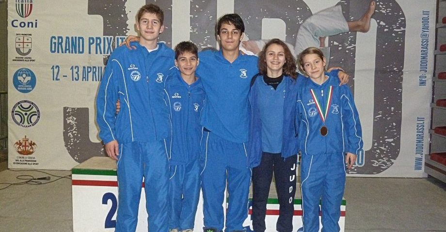 I cadetti Mattia Castellani, Andrea Bertuzzi, Daniele Gasparri, Alina Balanuta ed Emma Castellani al Gran Prix di Genova